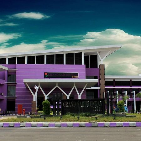 Kyriad Sadurengas Hotel Tanah Grogot Exterior photo