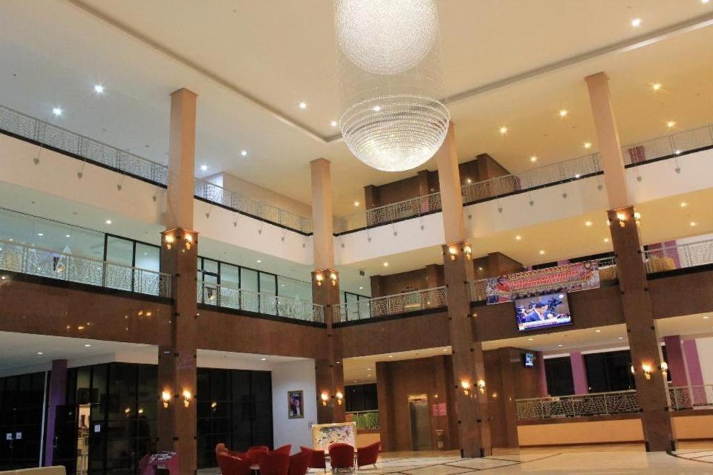 Kyriad Sadurengas Hotel Tanah Grogot Exterior photo